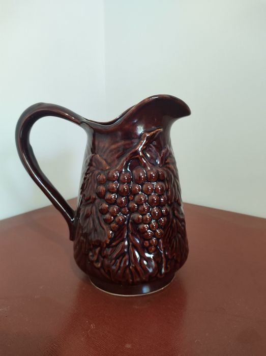 Глиняний глечик з виноградом