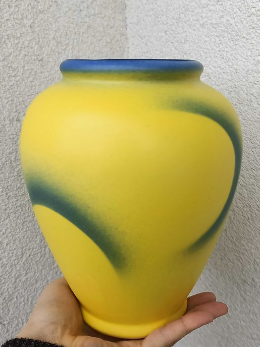 Neonowy wazon ceramiczny