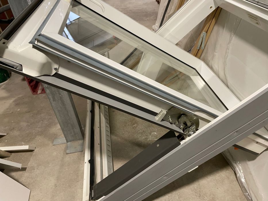 Janela de sótão Fakro 78x98 branca em PVC