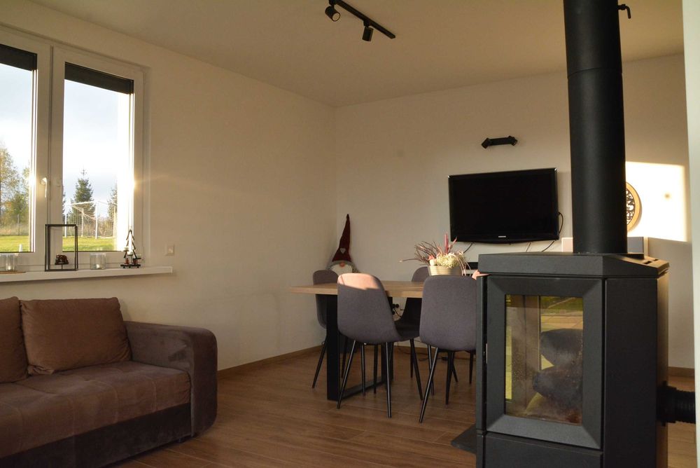 Domek w górach nad wodą