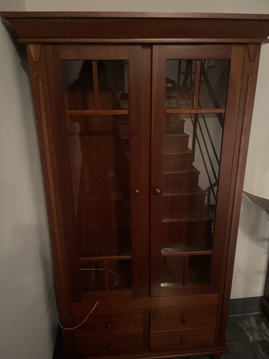 Cabine / Vitrine em madeira maciça com portas em vidro – clássica