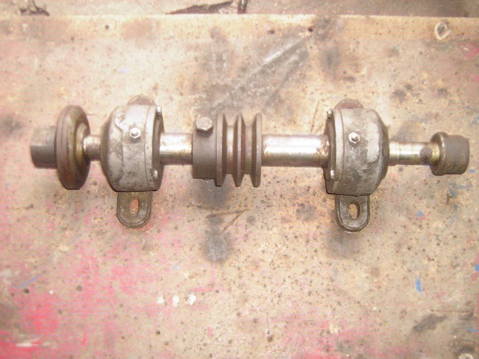 Wał z łożyskami do piły stołowej