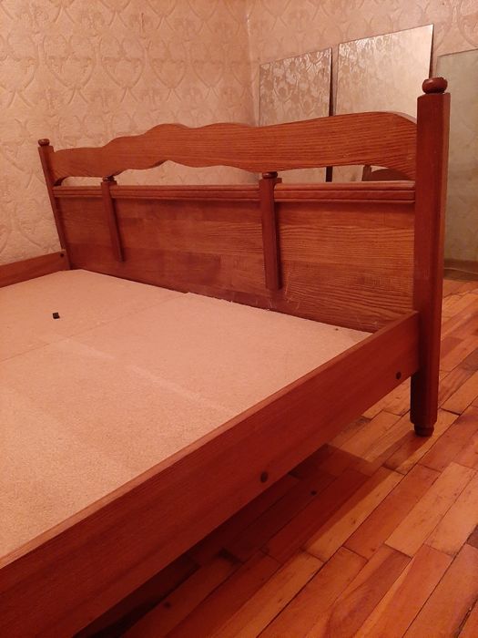 Кровать дерево,туалетный столик ,тумбв под телевизор