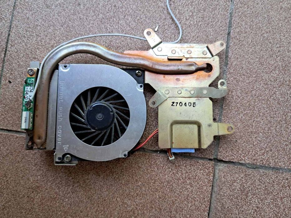 Кулер вентилятор з радіаториом для ноутбука.
