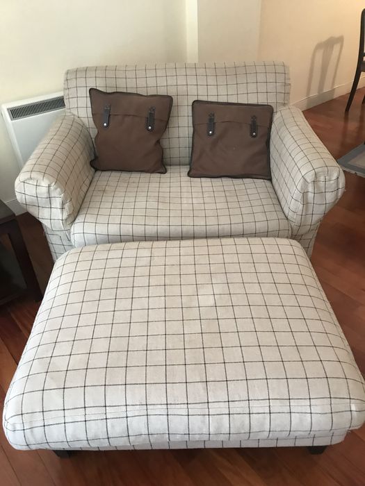 Sofá com repousa pés