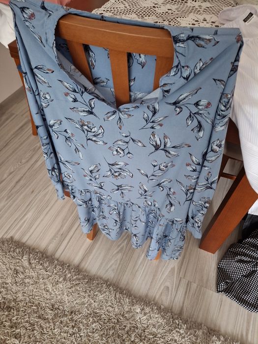 Sukienka w kwiatki z długim rękawem