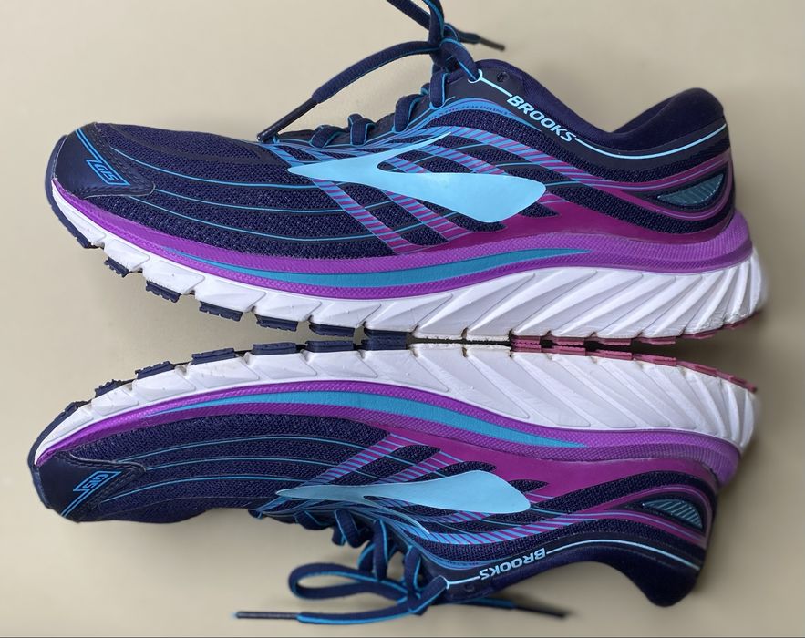Кросівки BROOKS.