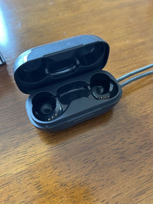 JBL Headphones (one missing)64309941334401122