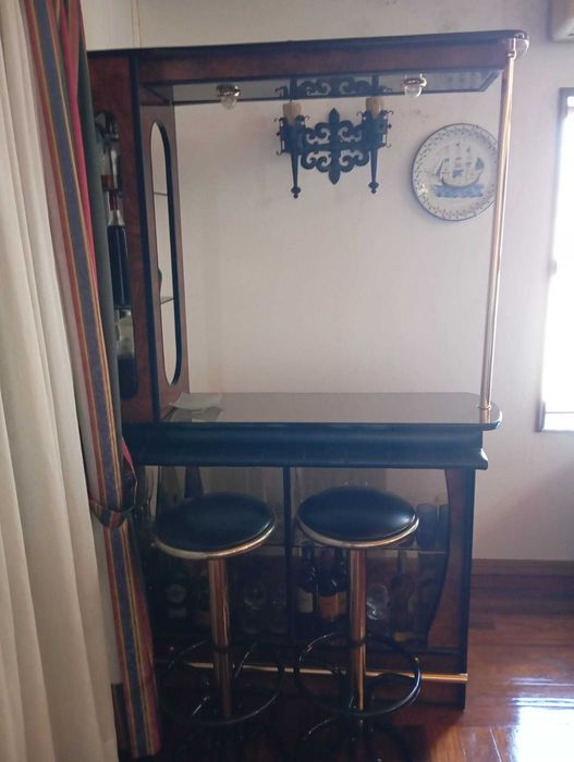 Bar de sala com 2 bancos