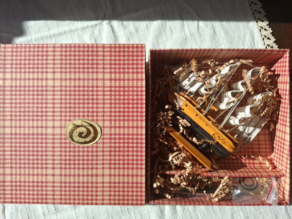 Veleiro  + porta chaves  + caneta