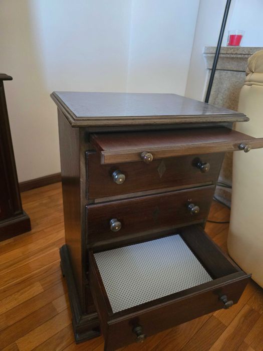 Mesas de cabeceira em madeira escura (2)