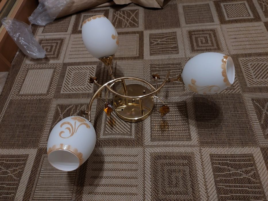 Люстра трьох лампочна