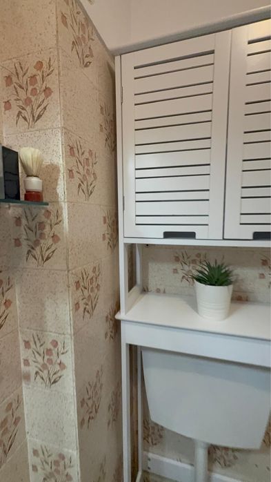 Armario para casa de banho e uma parteldira 20€ cada
