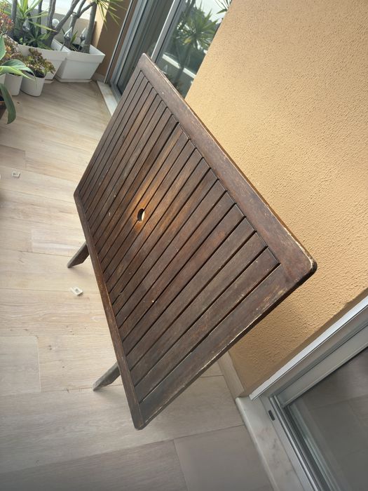 Mesa exterior em Teca de boa qualidade