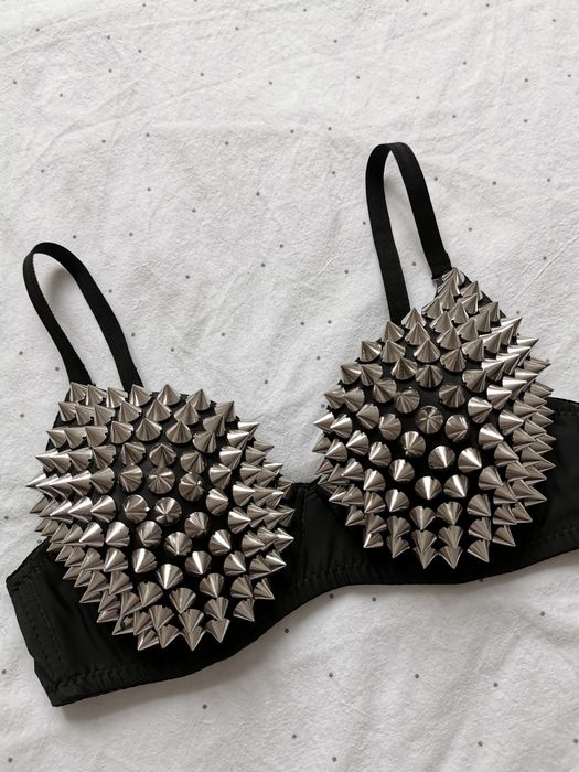 Biustonosz z kolcami metalhead