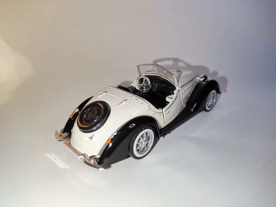 Audi Wanderer W25K Roadster — Modelo 1:32 Branco/Preto