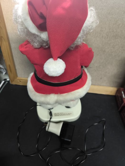 Pai Natal com Vela Luminosa e movimentos.
Figura decorativa de Pai Nat