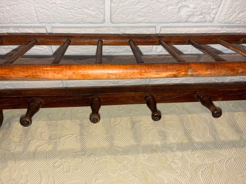 Stary drewniany wieszak ścienny