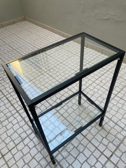 Mesa tampo de vidro.