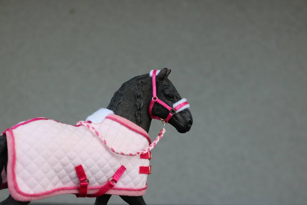 3 zestawy akcesoriów dla modeli koni