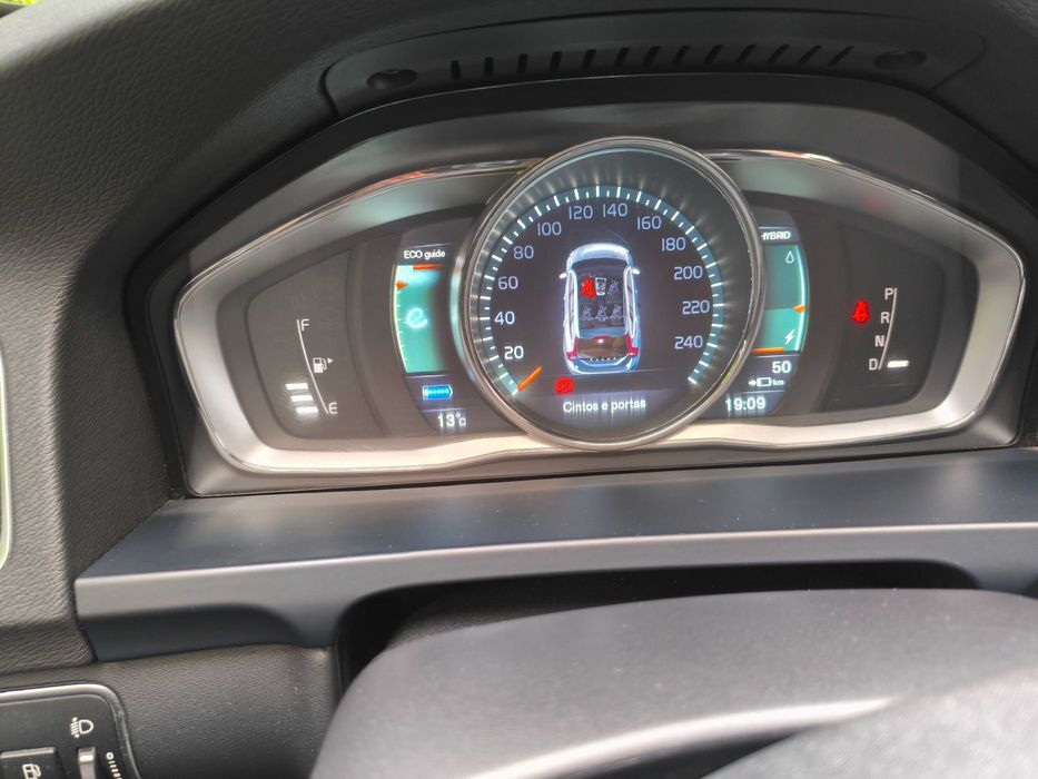 Volvo V60 D6 Plug-in Hybrid AWD 286cv | 2015 | 174.000 km | 12.500 €