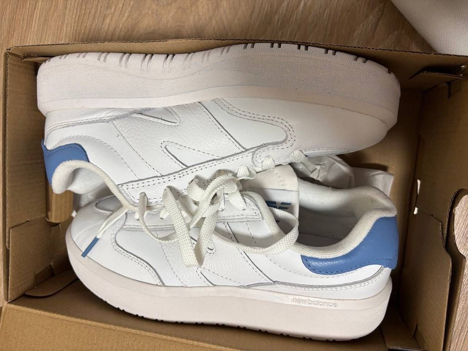 білі кросівки new balance