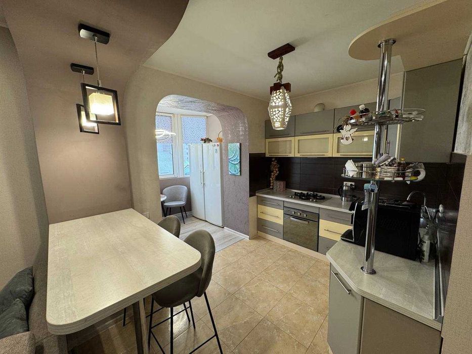 Простора 2-кімнатна квартира на Буковинській в новому будинку