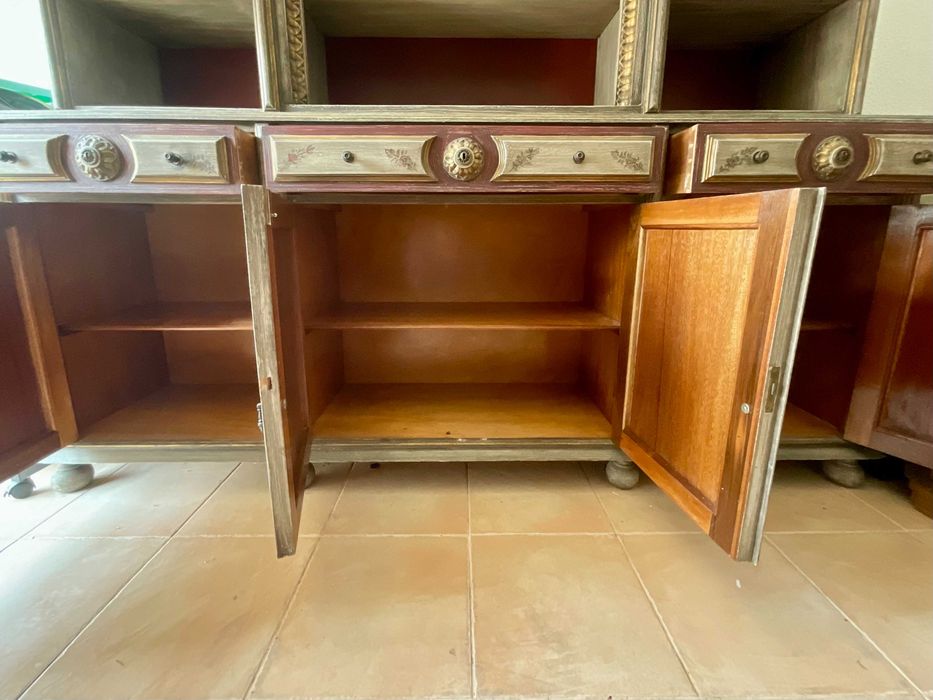 Armário lacado em madeira maciça