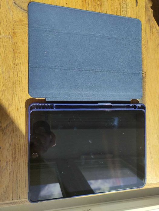iPad 8 gen. 10,2" 32 GB Wi-Fi + etui
