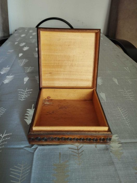Rzeżbiona drewniana szkatułka