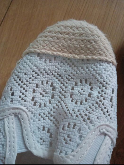 Białe ażurowe baleriny