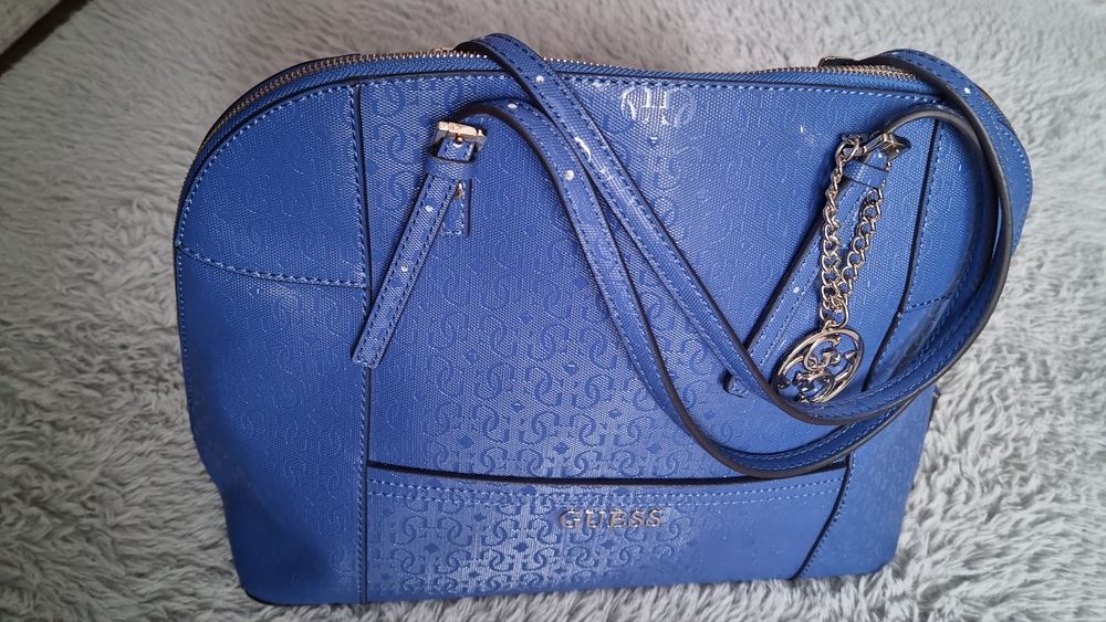Piękna elegancka niebieska torebka GUESS