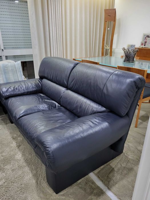 Dois sofás em pele São Roque • OLX Portugal