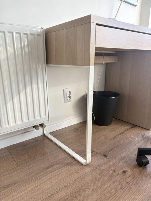 Biurko IKEA z szafką i szufladą – jasne drewno / białe nogi