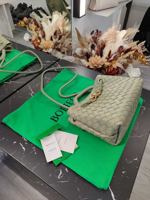 小物 BOTTEGA VENETA Сумка Bottega Veneta Small Andiamo Travertine: 21 600 грн