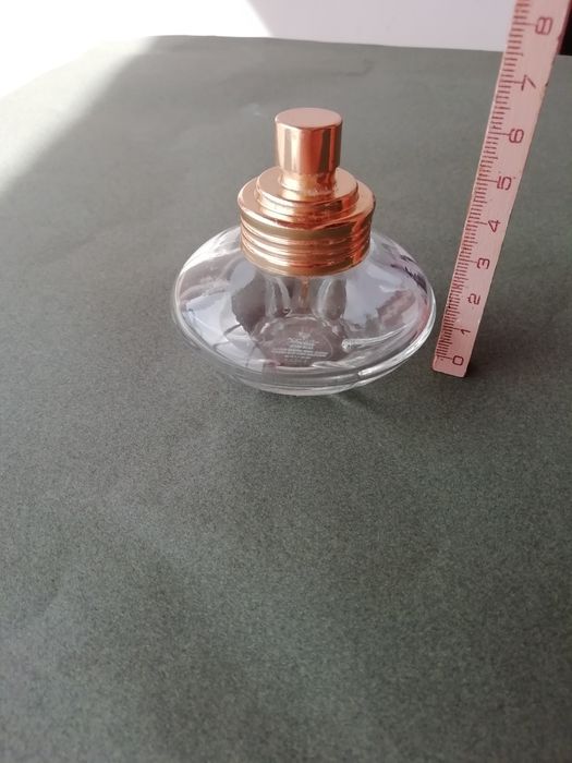 Conjunto de frascos de perfume antigos vazios.