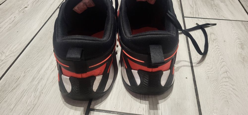 Nike Jordan Heir w kolorystyce czarno-czerwonej.