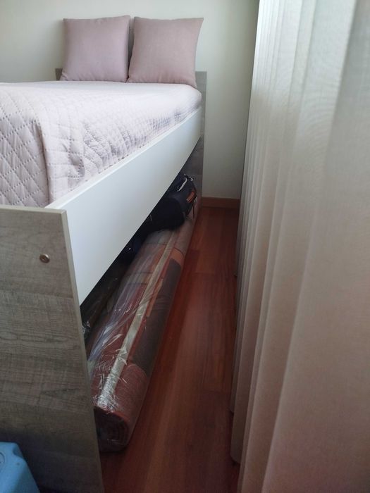 Cama jovem com colchão e arrumação