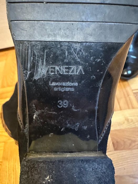 Czarne Kozaki Venezia ze złotą klamrą