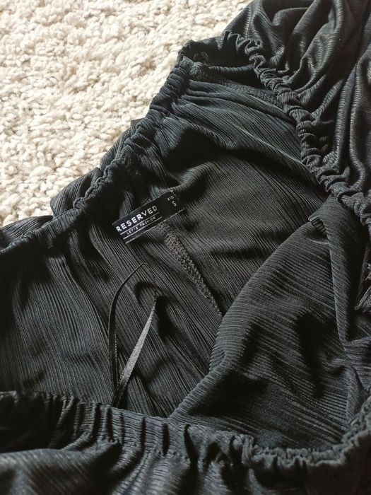 Sukienka na jedno ramię Reserved S