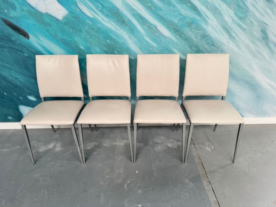 Conjunto de 4 cadeiras metálicas estofadas