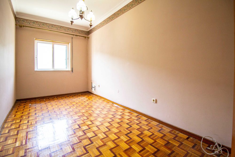 Moradia unifamiliar com dois pisos e logradouro