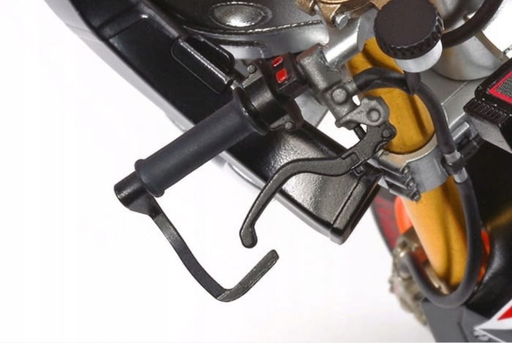 Motor motocykl Honda RC213V Respol '14 model 1:12 Tamiya 14130