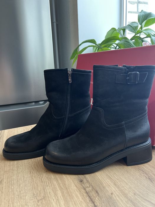 Продаж жіночих напівчоботів.