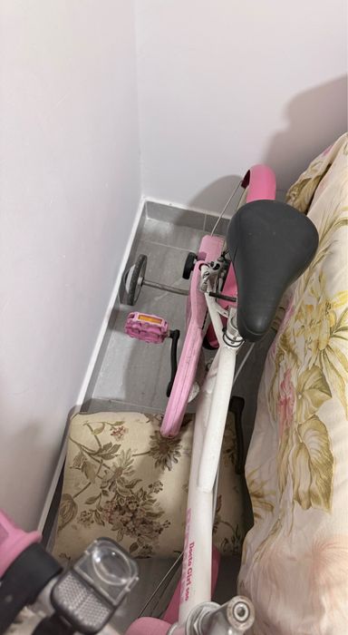 Vendo uma bicicleta e um patins