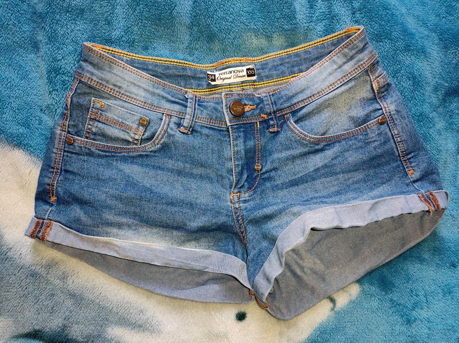Krótkie spodenki jeansowe r. 34 XXS Terranova