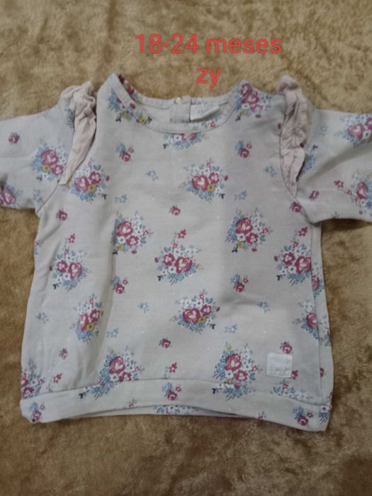 Roupa de menino e menino em 2 mao