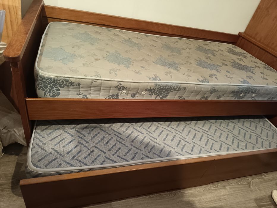 Vende-se cama e roupeiro