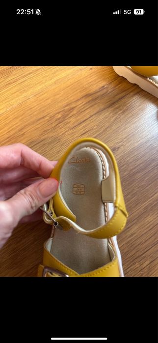 Sandały 28 żółte Clarks musztardowe na lato