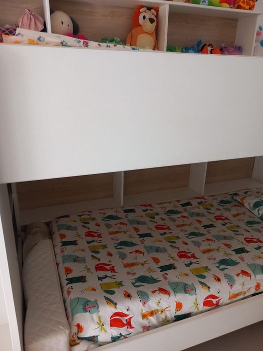 Cama beliche branca e creme
